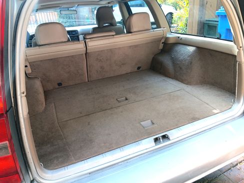 Used 2000 Volvo V70 SE image 2