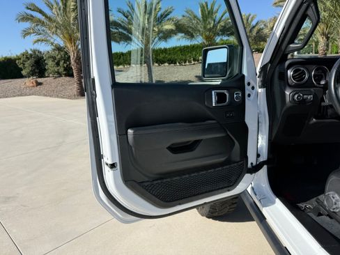 Used 2022 Jeep Wrangler Unlimited Rubicon w/ Xtreme Recon 35" Tire Package image 12