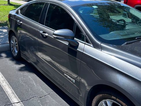 Used 2016 Ford Fusion Titanium FWD image 2