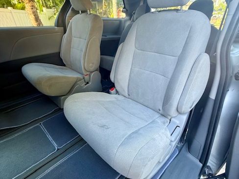 Used 2020 Toyota Sienna L image 17