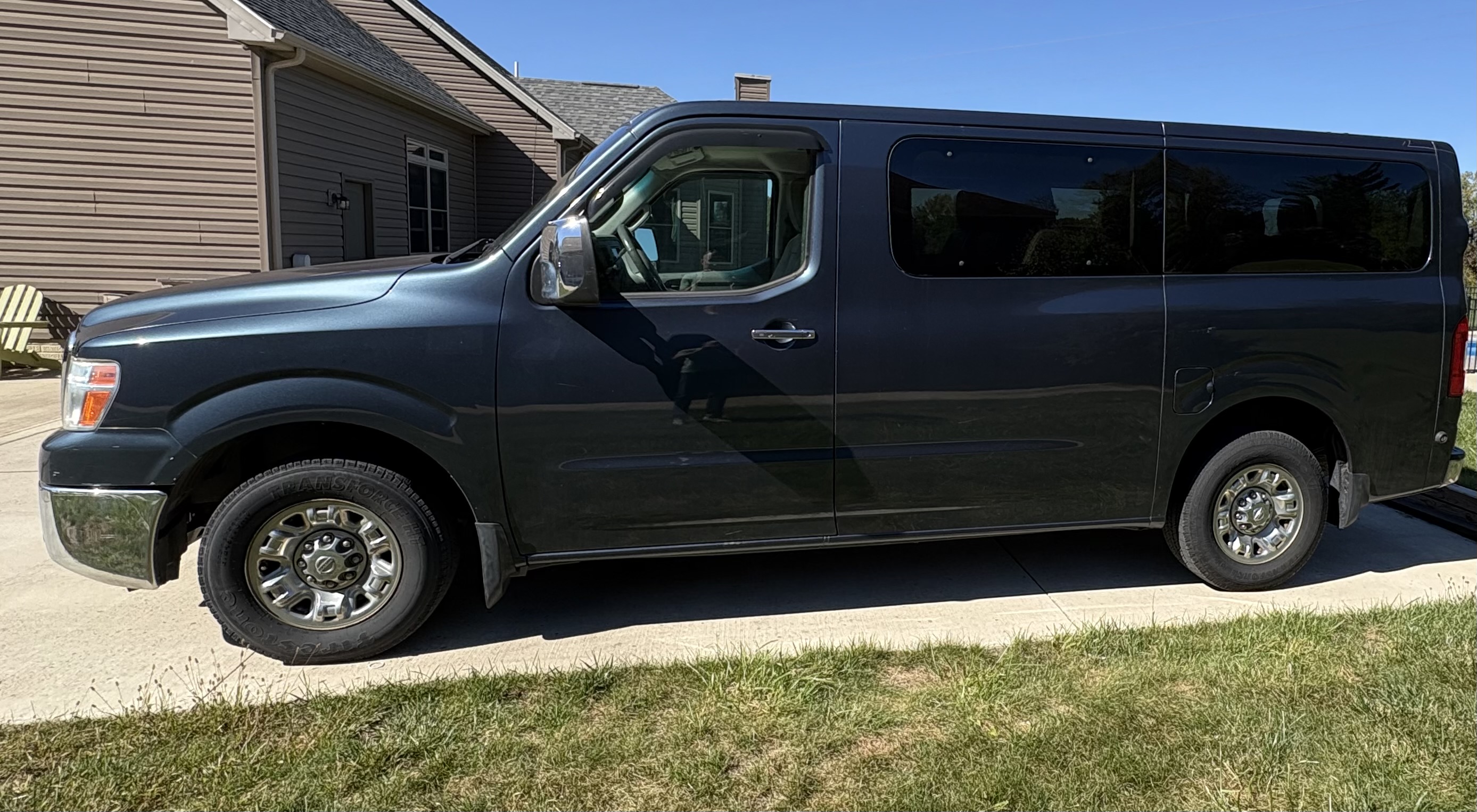 Used 2014 Nissan NV 3500 SL w/ Technology Package RWD image 5