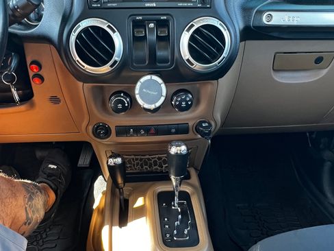 Used 2016 Jeep Wrangler Sahara w/ Connectivity Group AWD/4WD image 32