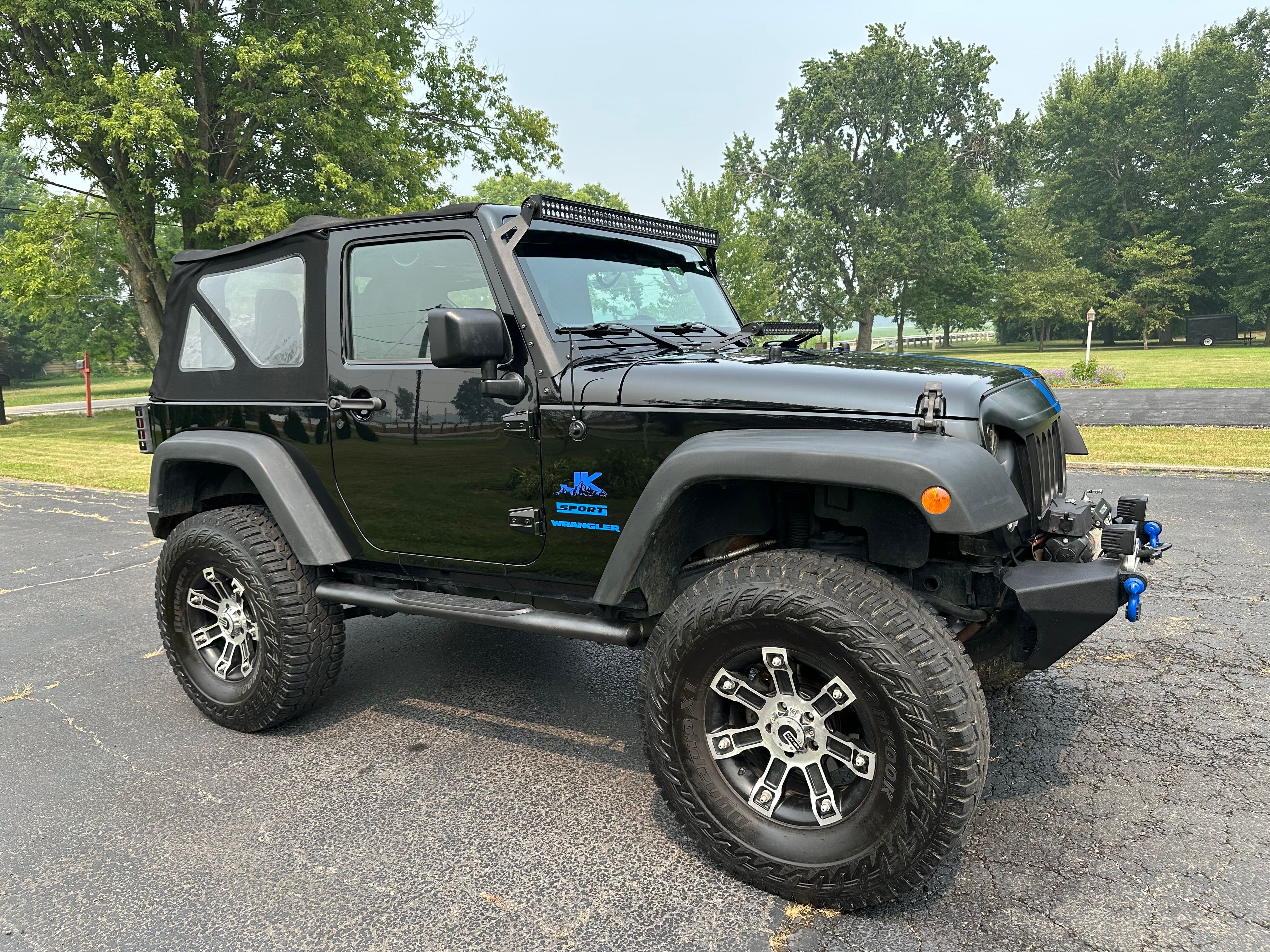 Used 2015 Jeep Wrangler Sport w/ Connectivity Group AWD/4WD image 2