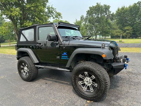 Used 2015 Jeep Wrangler Sport w/ Connectivity Group AWD/4WD image 2