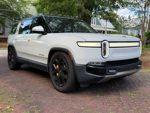 Used 2023 Rivian R1S Launch Edition AWD/4WD image 2