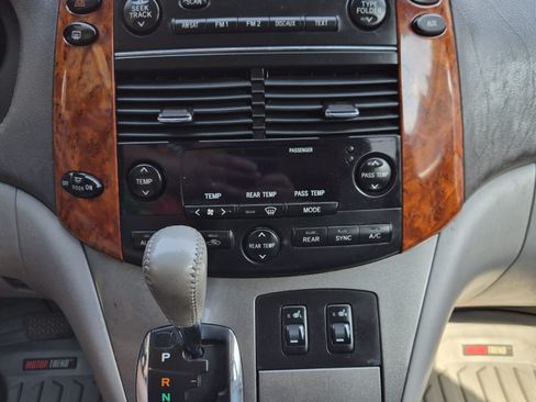Used 2006 Toyota Sienna XLE w/ XLE Pkg 7 FWD image 16