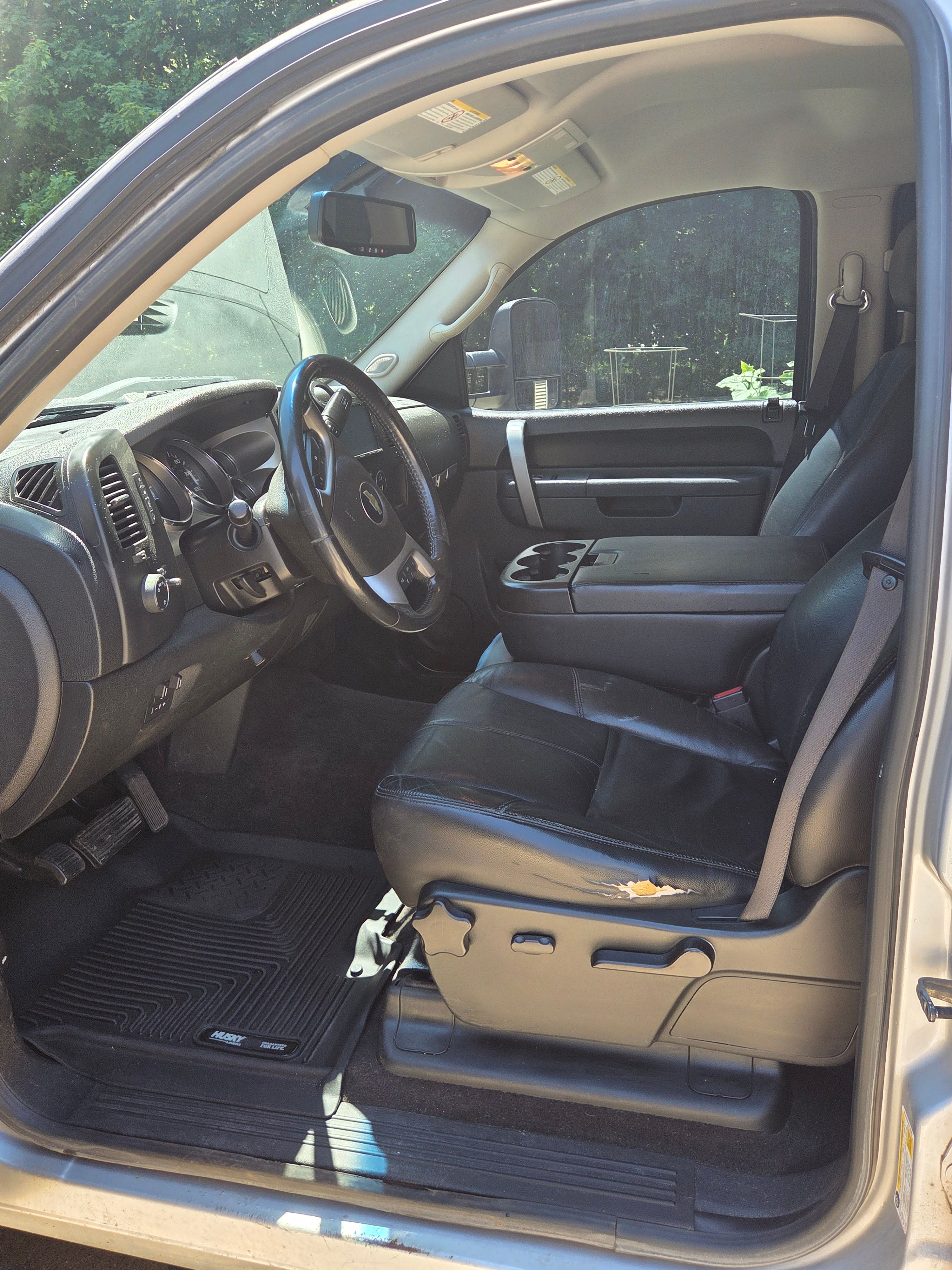 Used 2010 Chevrolet Silverado 2500 LT w/ Interior Plus Package AWD/4WD image 11