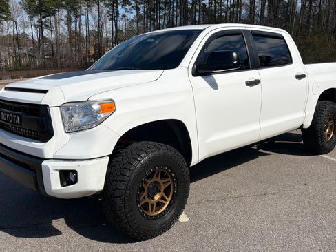 Used 2017 Toyota Tundra SR5 w/ SR5 Upgrade Package image 1