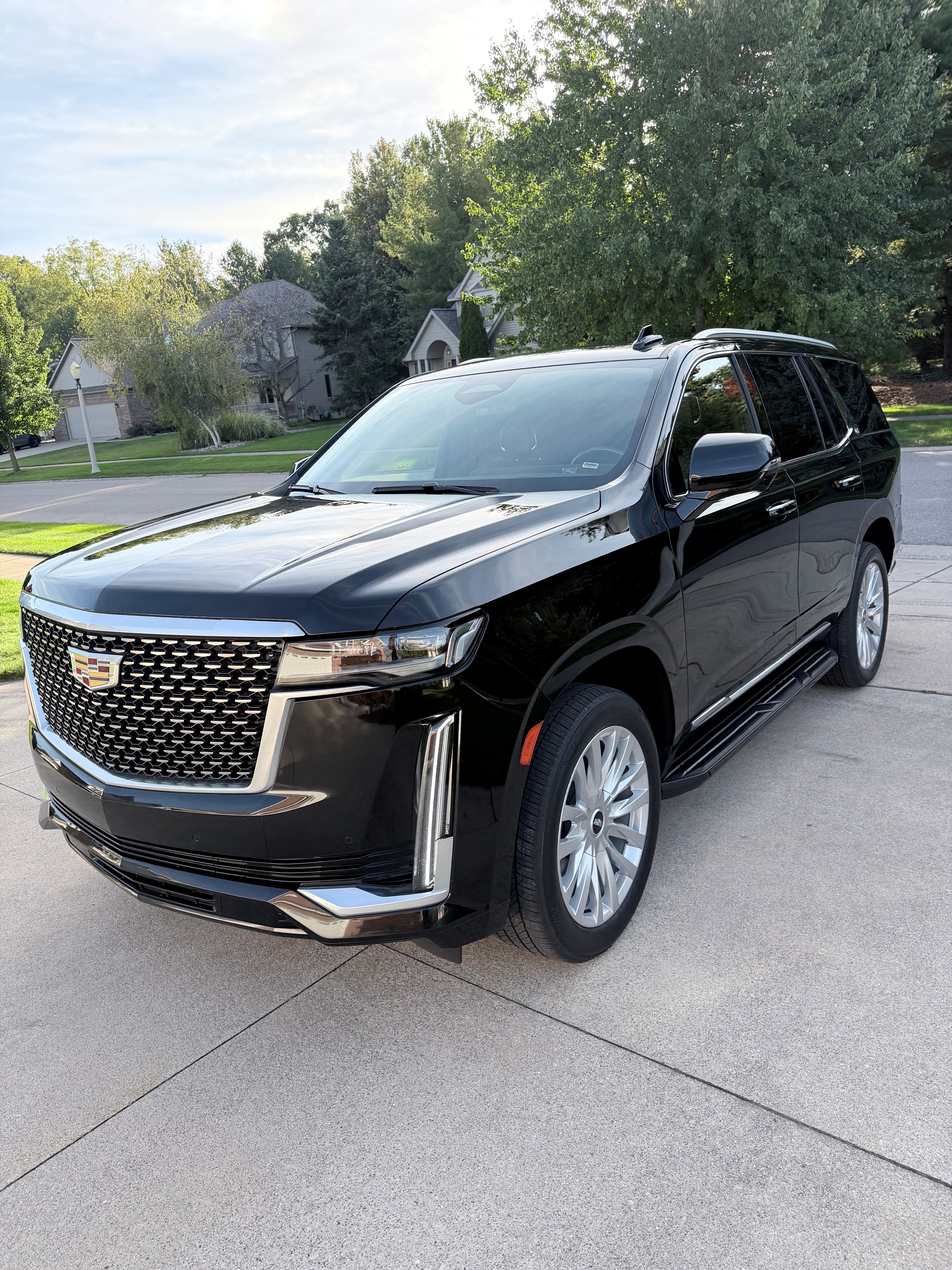 Used 2023 Cadillac Escalade Luxury AWD/4WD image 2