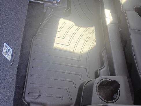 Used 2018 Land Rover Discovery Sport SE image 17