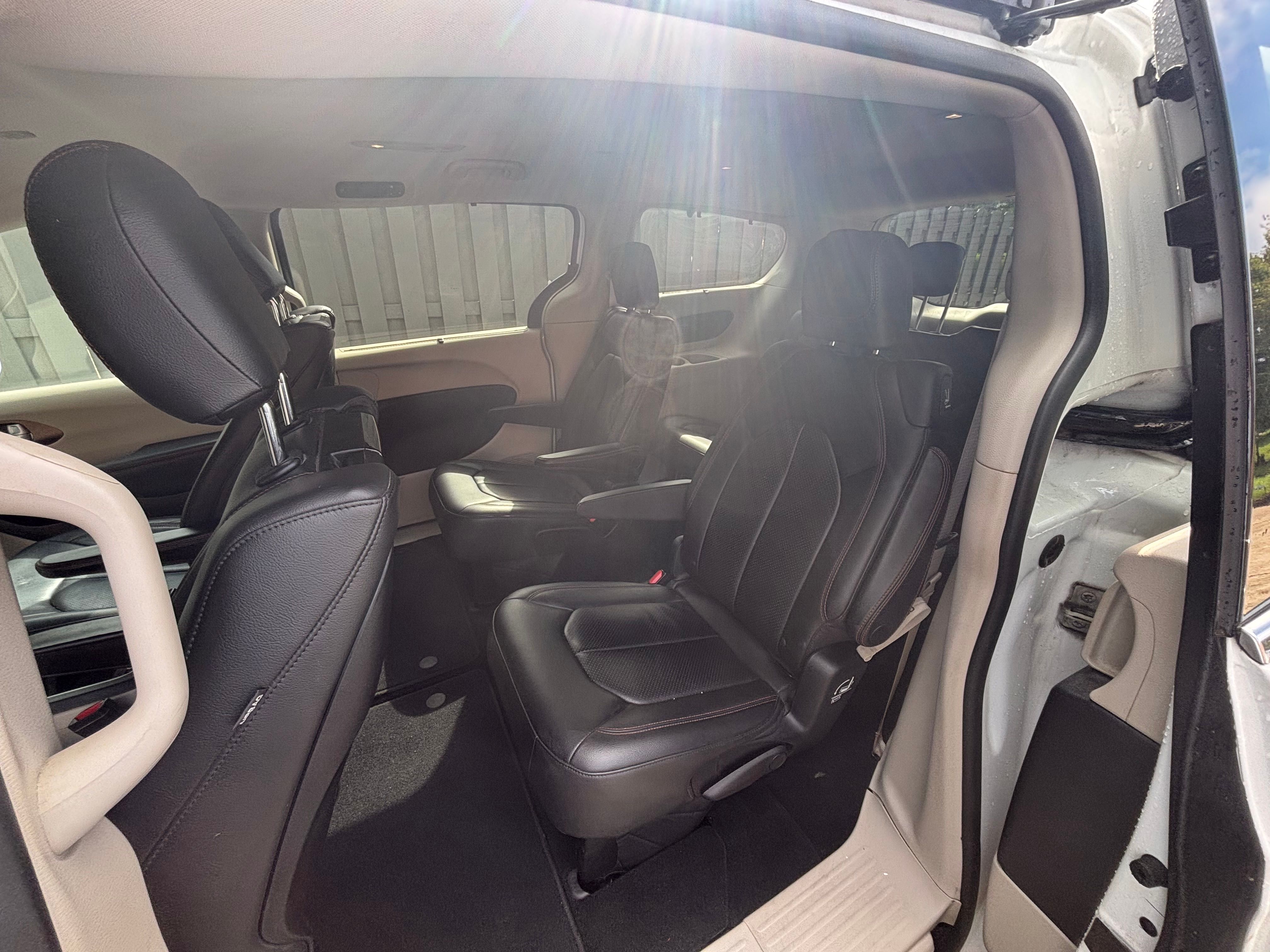 Used 2017 Chrysler Pacifica Touring-L Plus w/ Advanced Safetytec Group FWD image 7