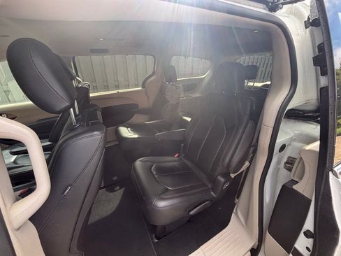 Used 2017 Chrysler Pacifica Touring-L Plus w/ Advanced Safetytec Group FWD image 7