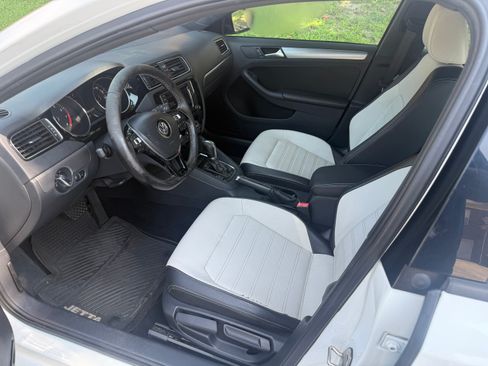 Used 2017 Volkswagen Jetta Sport FWD image 10