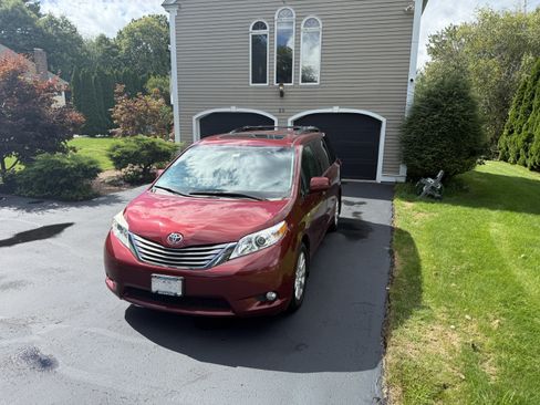 Used 2017 Toyota Sienna XLE Premium w/ Outdoor Package AWD/4WD image 4