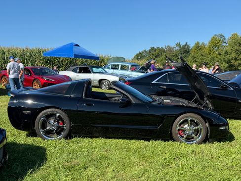 Used 1998 Chevrolet Corvette Coupe w/ Roof Pkg RWD image 2