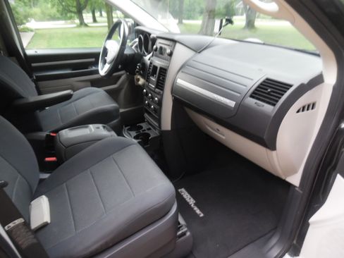 Used 2009 Dodge Grand Caravan SXT FWD image 6