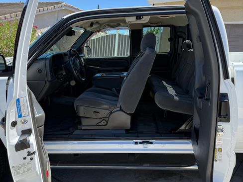 Used 2005 Chevrolet Silverado 2500 LS RWD image 10