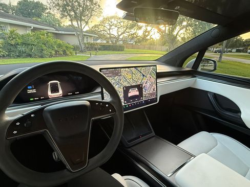 Used 2023 Tesla Model X Plaid image 16