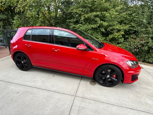 Used 2017 Volkswagen GTI SE image 4