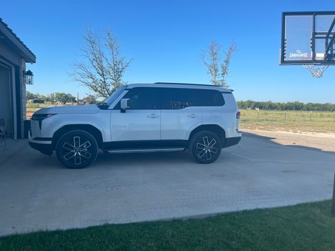 Used 2026 Lexus GX 550 w/ Cold Area Package AWD/4WD image 4