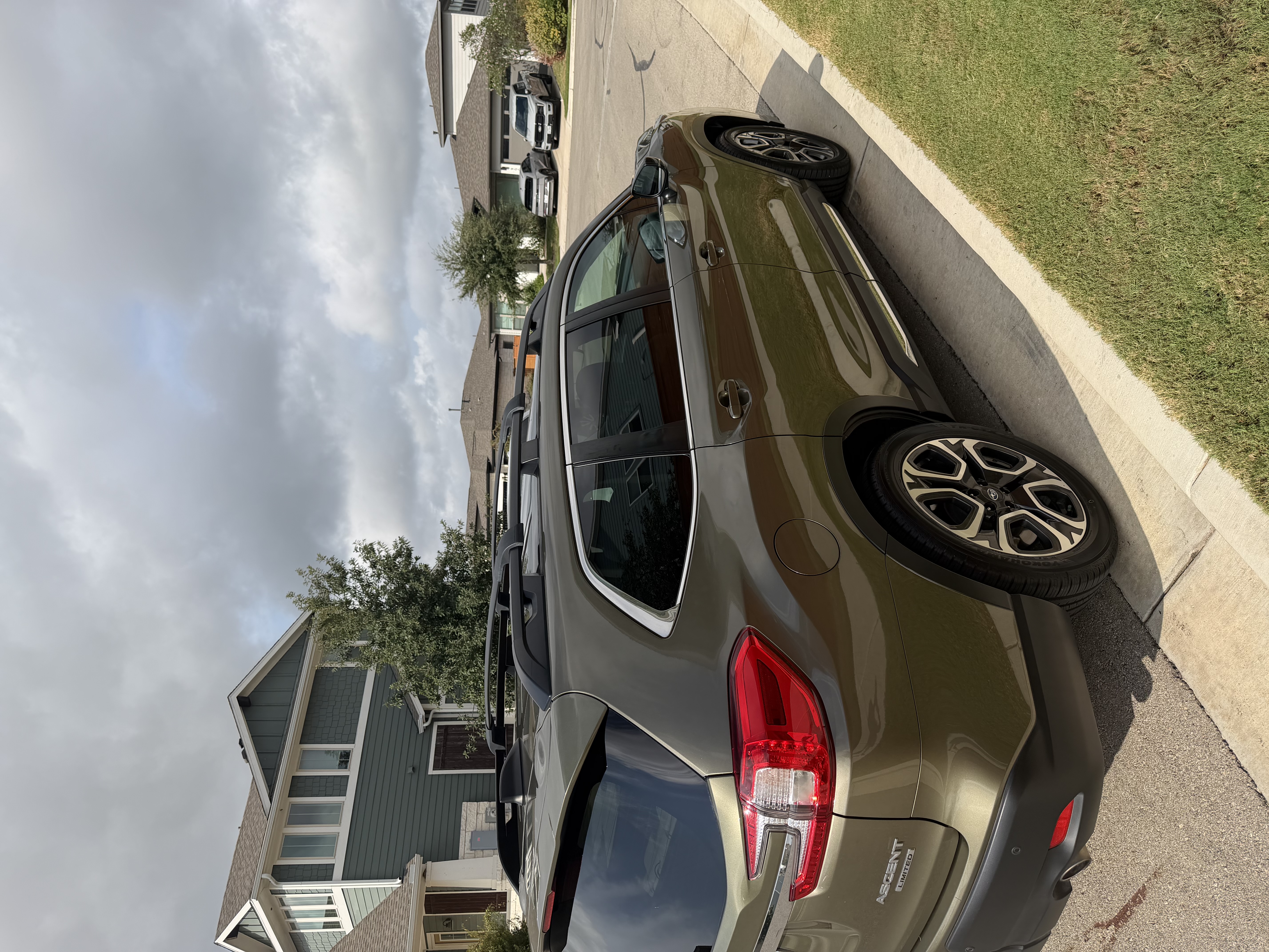 Used 2024 Subaru Ascent Limited w/ Technology Package AWD/4WD image 4