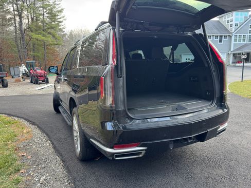 Used 2023 Cadillac Escalade ESV Premium Luxury image 9