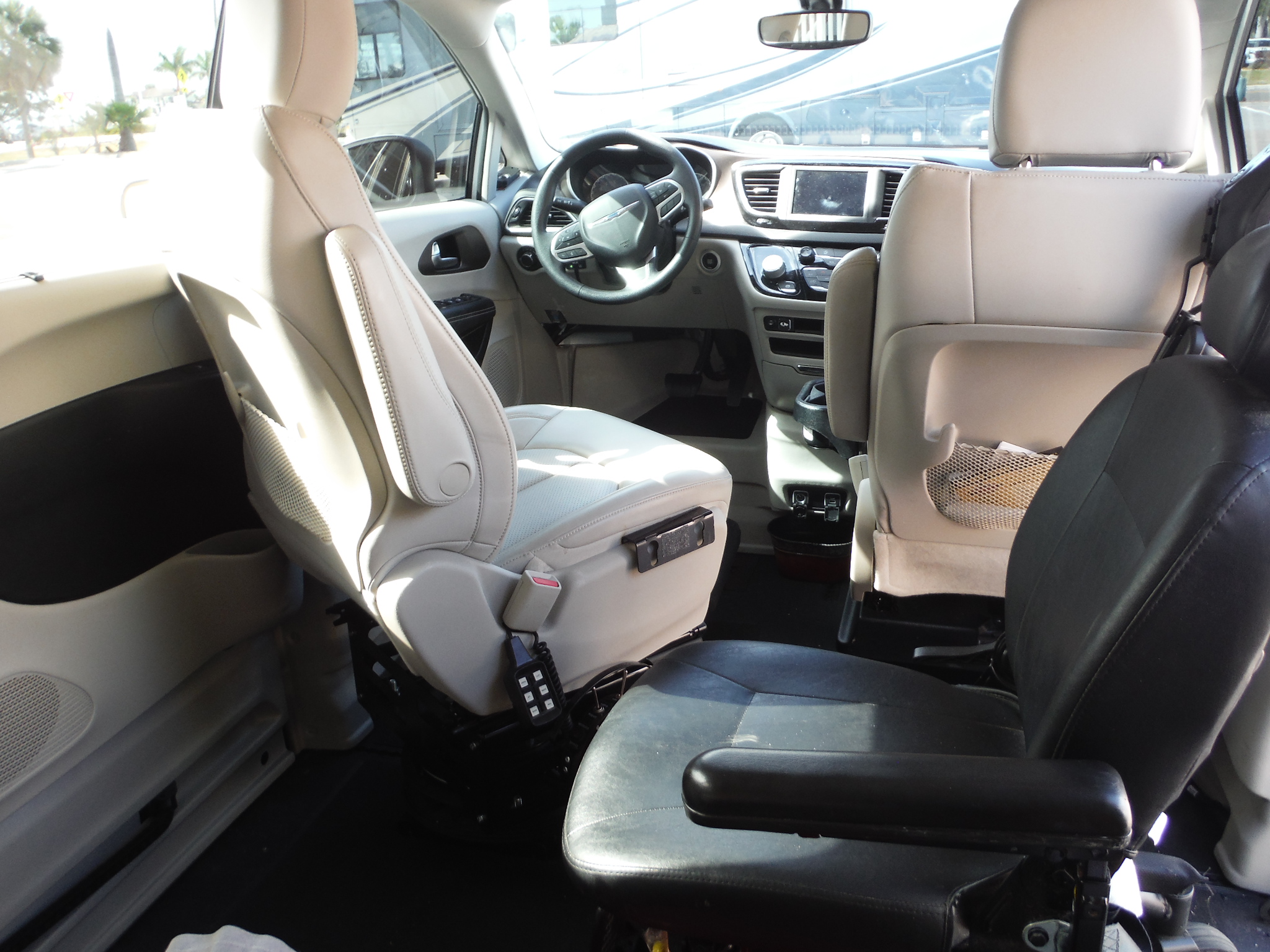 Used 2021 Chrysler Voyager Lxi FWD image 13