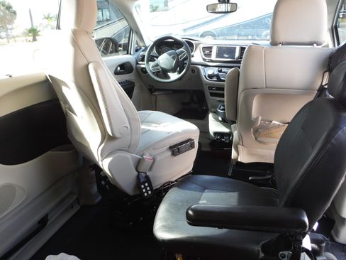 Used 2021 Chrysler Voyager Lxi FWD image 13