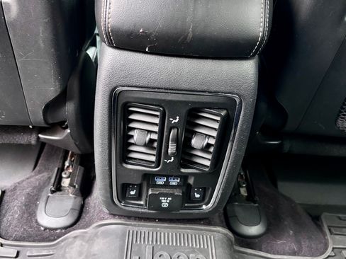 Used 2017 Jeep Grand Cherokee Limited w/ Luxury Group II image 17