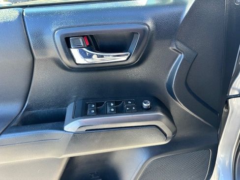 Used 2018 Toyota Tacoma TRD Sport image 17