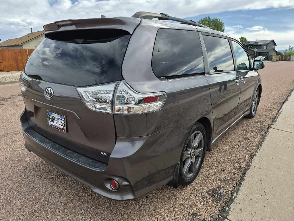 Used 2020 Toyota Sienna SE FWD image 2