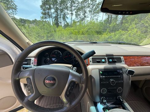 Used 2013 GMC Yukon XL SLT w/ Regional Value Package RWD image 2