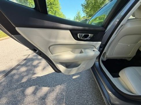 Used 2019 Volvo S60 T5 Momentum w/ Multimedia Package FWD image 27