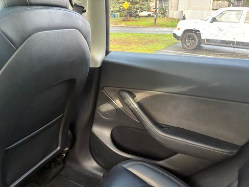 Used 2021 Tesla Model Y Long Range image 11