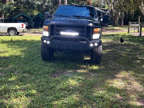 Used 2010 Ford F350 Lariat image 2