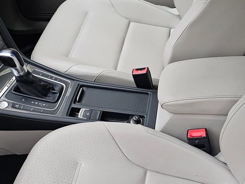 Used 2015 Volkswagen e-Golf SEL Premium image 4