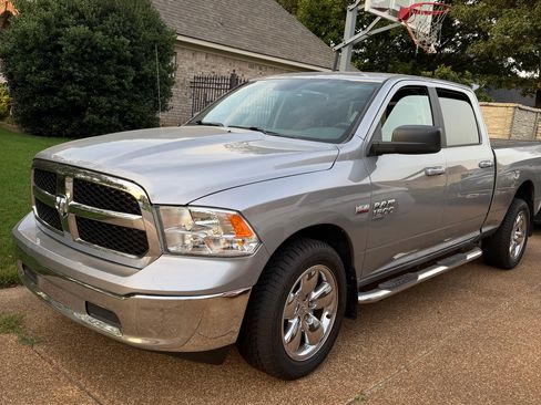 Used 2019 RAM 1500 Classic SLT RWD image 15