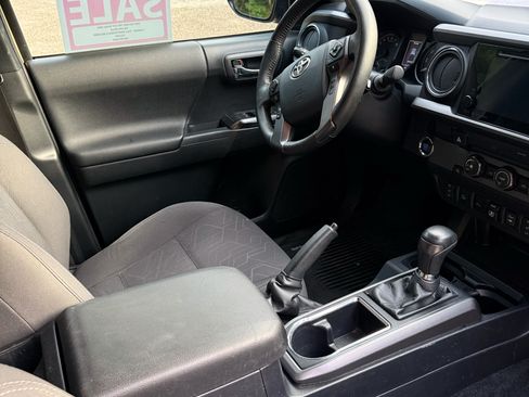Used 2018 Toyota Tacoma TRD Off-Road w/ Technology Package RWD image 13