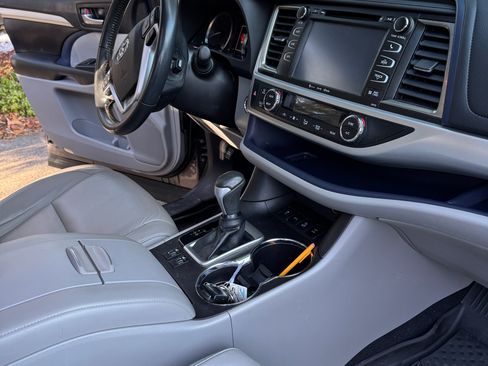 Used 2018 Toyota Highlander XLE image 4