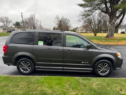 Used 2017 Dodge Grand Caravan SXT image 1