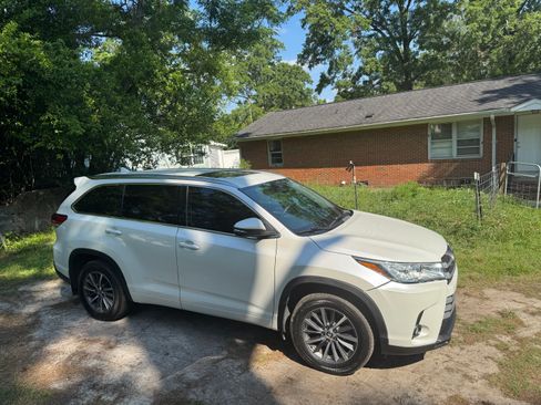 Used 2018 Toyota Highlander XLE AWD/4WD image 2