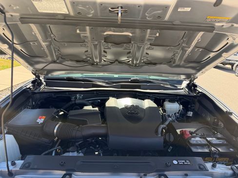 Used 2016 Toyota Tacoma TRD Off-Road w/ Premium & Technology Package image 15