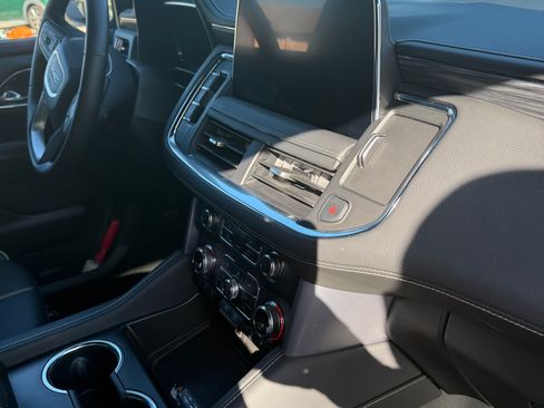 Used 2024 GMC Yukon XL SLT w/ SLT Luxury Package image 4