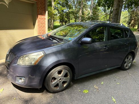 Used 2009 Pontiac Vibe AWD w/ Preferred Package image 1
