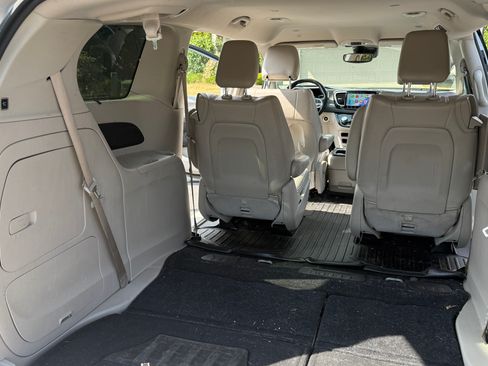 Used 2021 Chrysler Pacifica Touring-L FWD image 8