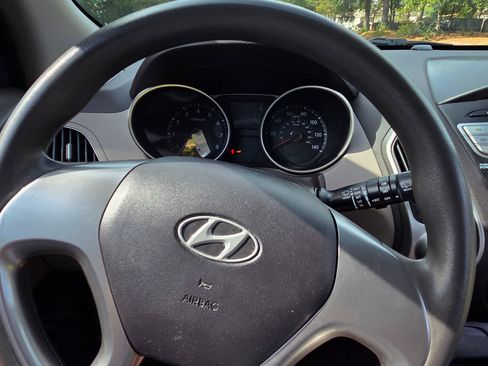 Used 2011 Hyundai Tucson GL image 19