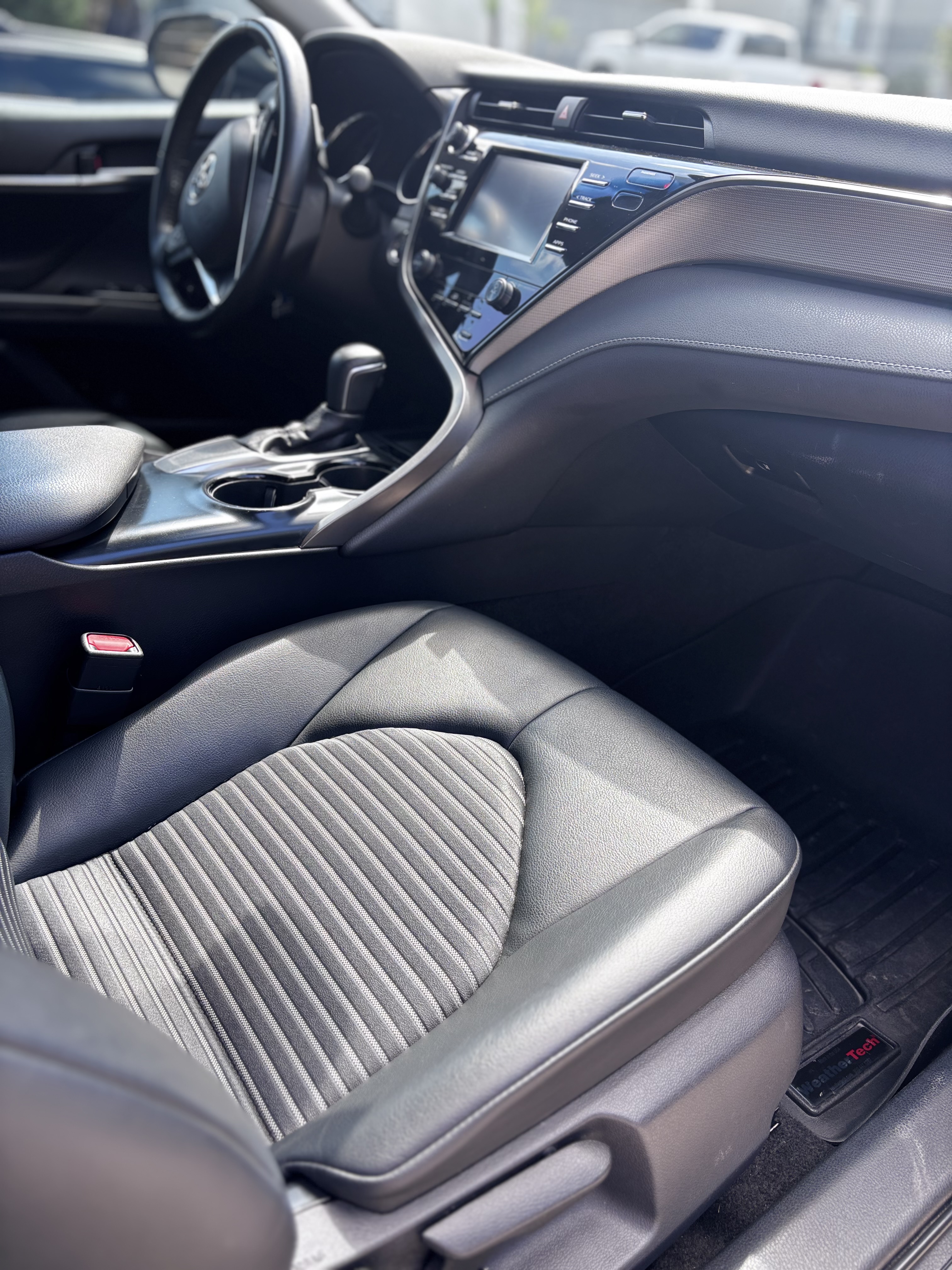 Used 2019 Toyota Camry SE w/ Convenience Package FWD image 4