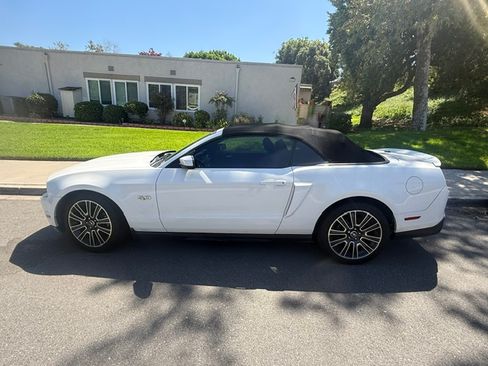 Used 2011 Ford Mustang GT Premium w/ Electronics Pkg RWD image 4