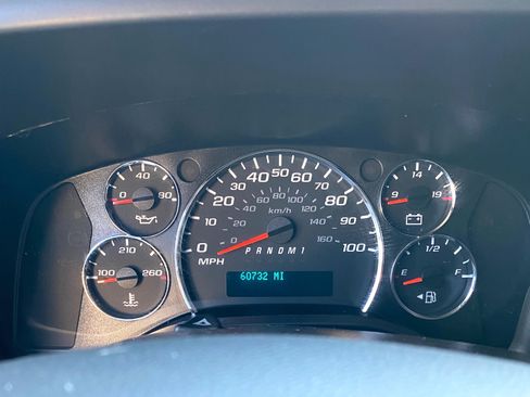 Used 2018 Chevrolet Express 2500 Extended Van 3D image 12