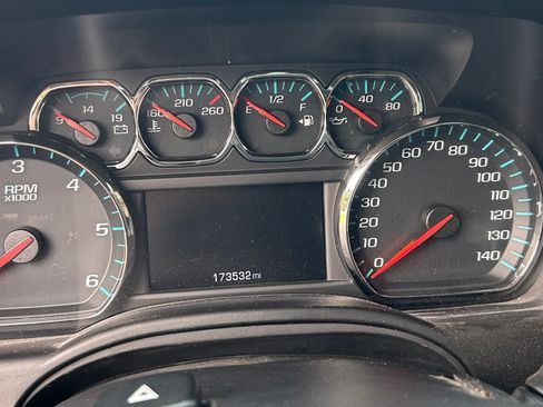 Used 2016 Chevrolet Suburban LT RWD image 10